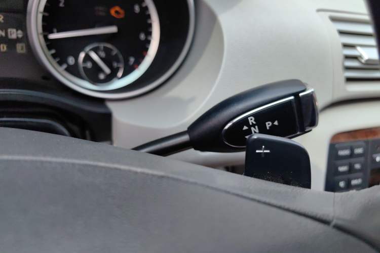 Used Mercedes-Benz R-Class 2010 R 350 L 4MATIC Grand Edition Gear Lever