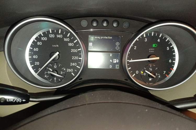 Used Mercedes-Benz R-Class 2010 R 300 L Business Model Instrument Cluster