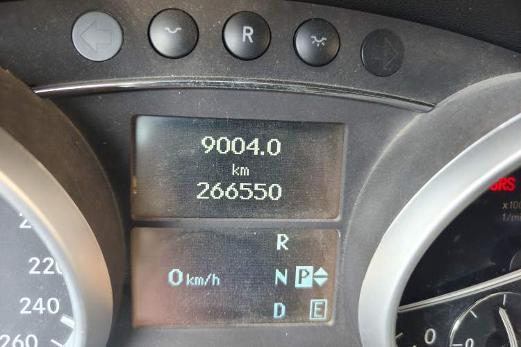 Used Mercedes-Benz R-Class 2010 R 350 L 4MATIC Odometer Close Up