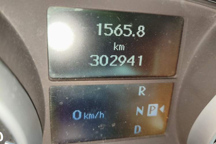 Used Mercedes-Benz R-Class 2010 R 350 L 4MATIC Odometer Close Up