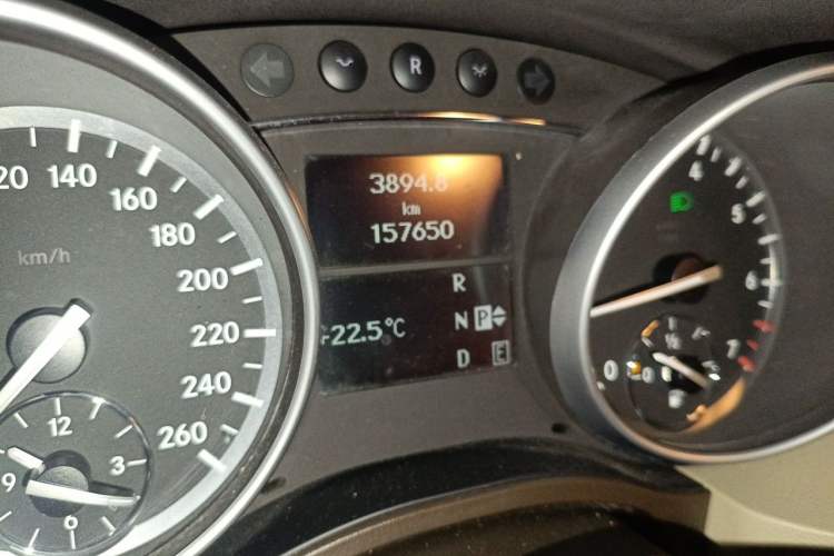 Used Mercedes-Benz R-Class 2010 R 300 L Business Model Odometer Close Up