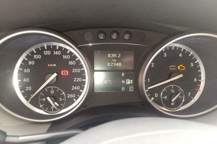Used Mercedes-Benz R-Class 2010 R 350 L 4MATIC Odometer Close Up
