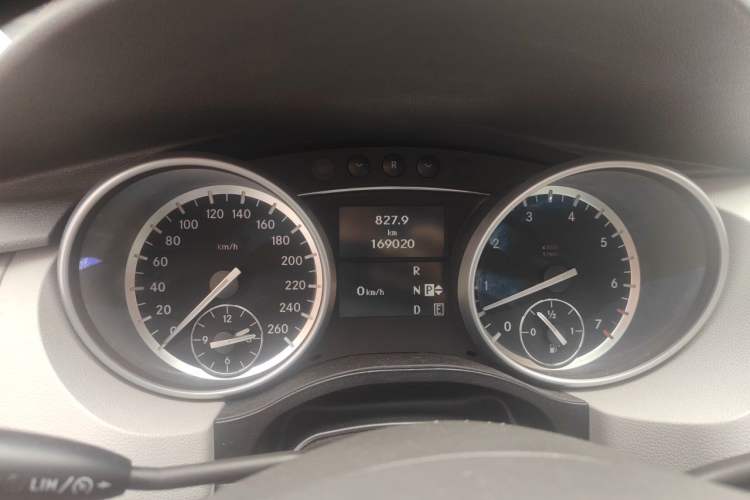 Used Mercedes-Benz R-Class 2010 R 350 L 4MATIC Odometer Close Up