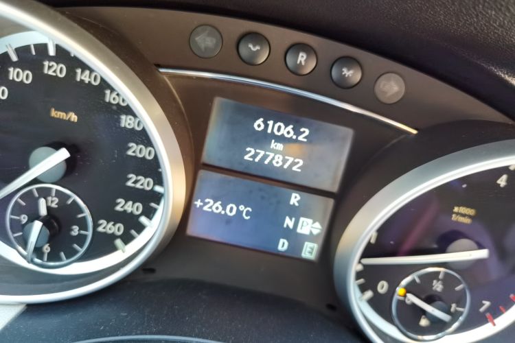 Used Mercedes-Benz R-Class 2010 R 350 L 4MATIC Odometer Close Up