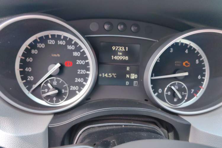 Used Mercedes-Benz R-Class 2010 R 350 L 4MATIC Grand Edition Odometer Close Up