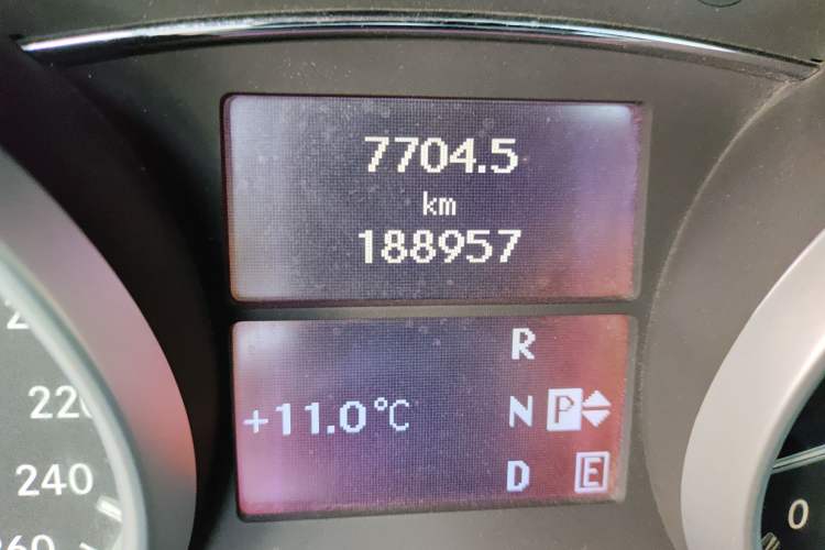 Used Mercedes-Benz R-Class 2010 R 350 L 4MATIC Odometer Close Up