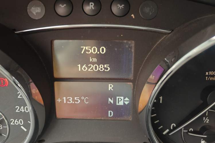 Used Mercedes-Benz R-Class 2010 R 350 L 4MATIC Grand Edition Odometer Close Up