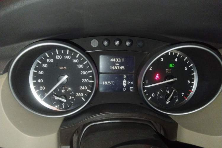 Used Mercedes-Benz R-Class 2010 R 350 L 4MATIC Odometer Close Up