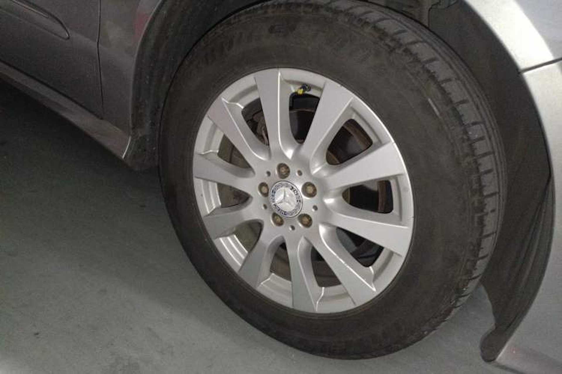 Used Mercedes-Benz R-Class 2010 R 300 L Business Model Right Front Wheel Hub