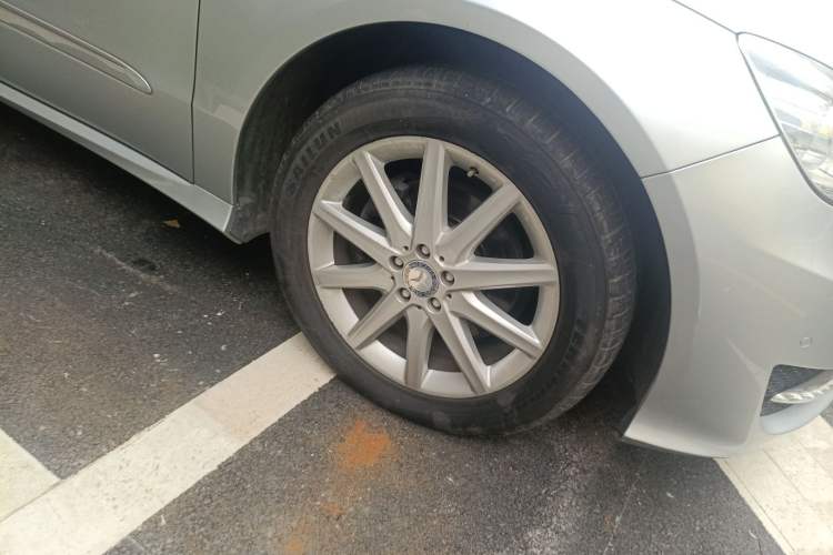 Used Mercedes-Benz R-Class 2010 R 350 L 4MATIC Right Front Wheel Hub