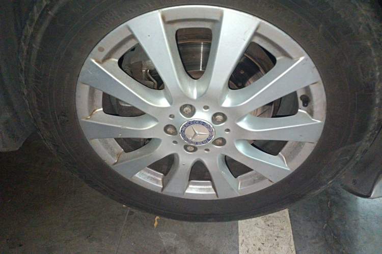 Used Mercedes-Benz R-Class 2010 R 300 L Business Model Right Front Wheel Hub