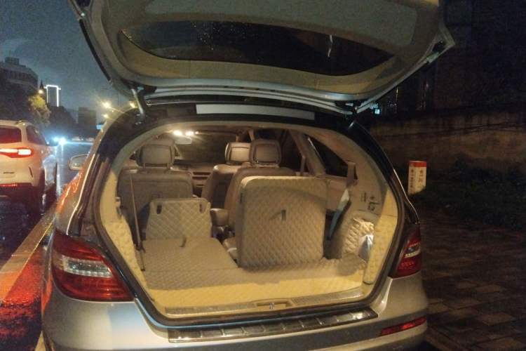 Used Mercedes-Benz R-Class 2010 R 350 L 4MATIC Trunk