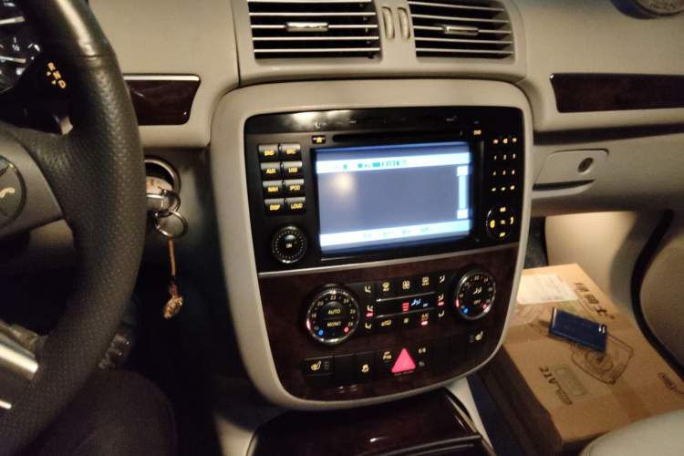 Used Mercedes-Benz R-Class 2010 R 300 L Business Model Audio And AC Panel