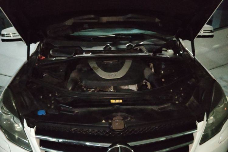 Used Mercedes-Benz R-Class 2010 R 300 L Business Model Engine Bay
