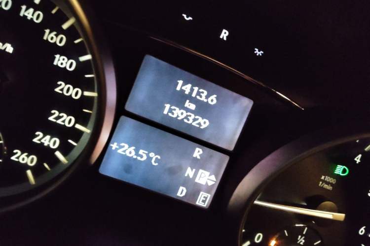 Used Mercedes-Benz R-Class 2010 R 300 L Business Model Odometer Close Up