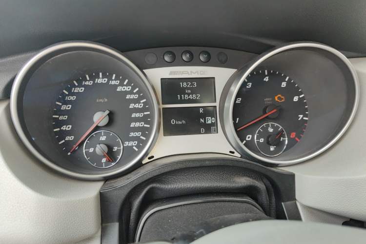 Used Mercedes-Benz R-Class 2010 R 300 L Business Model Odometer Close Up