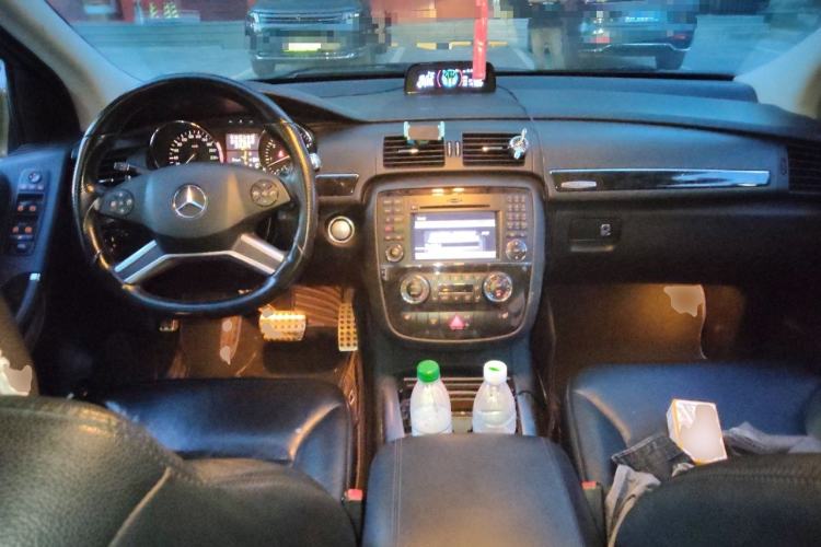 Used Mercedes-Benz R-Class 2010 R 350 L 4MATIC Grand Edition Center Console