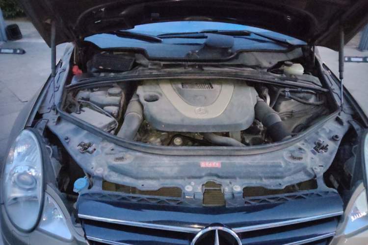 Used Mercedes-Benz R-Class 2010 R 350 L 4MATIC Grand Edition Engine Bay
