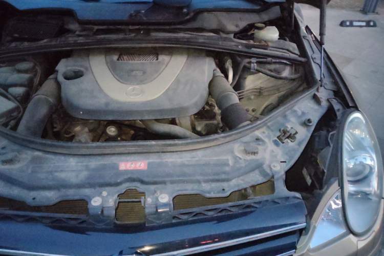 Used Mercedes-Benz R-Class 2010 R 350 L 4MATIC Grand Edition Engine Bay Left