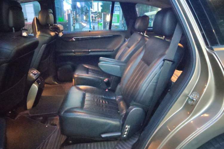Used Mercedes-Benz R-Class 2010 R 350 L 4MATIC Grand Edition Left Rear Seat