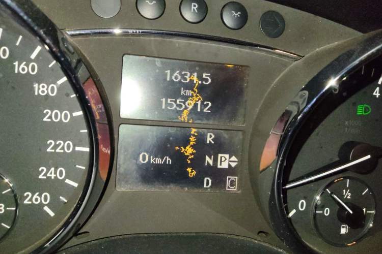Used Mercedes-Benz R-Class 2010 R 350 L 4MATIC Grand Edition Odometer Close Up