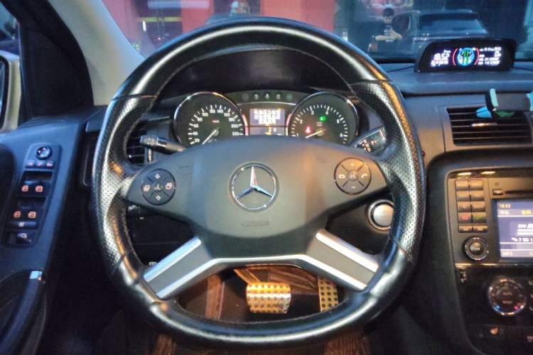 Used Mercedes-Benz R-Class 2010 R 350 L 4MATIC Grand Edition Steering Wheel