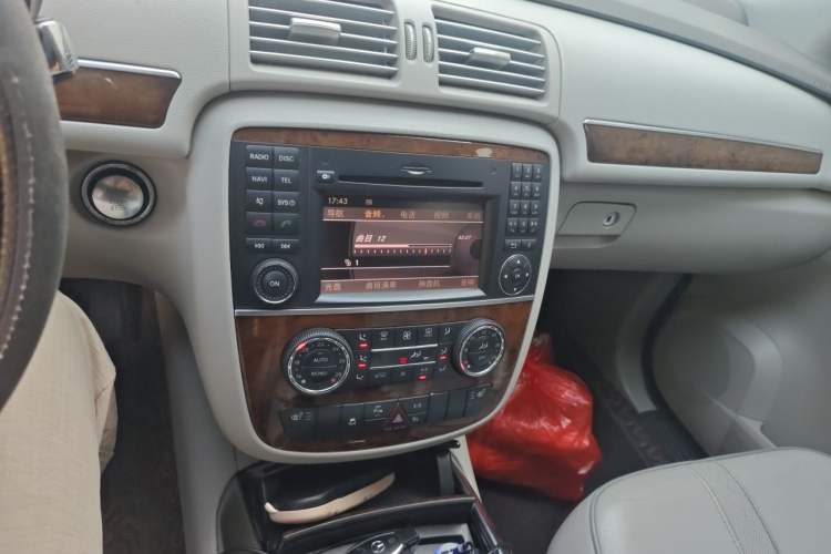 Used Mercedes-Benz R-Class 2011 R 350 L 4MATIC Audio And AC Panel