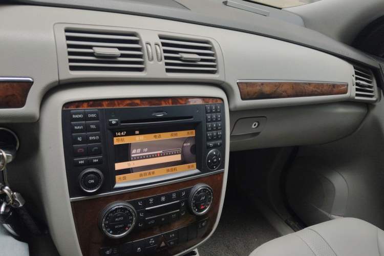 Used Mercedes-Benz R-Class 2011 R 300 L Business Model Audio And AC Panel