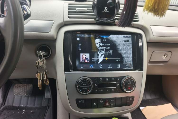 Used Mercedes-Benz R-Class 2011 R 300 L Business Model Audio And AC Panel