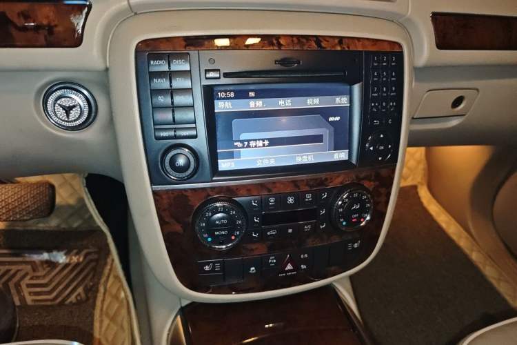 Used Mercedes-Benz R-Class 2011 R 350 L 4MATIC Audio And AC Panel