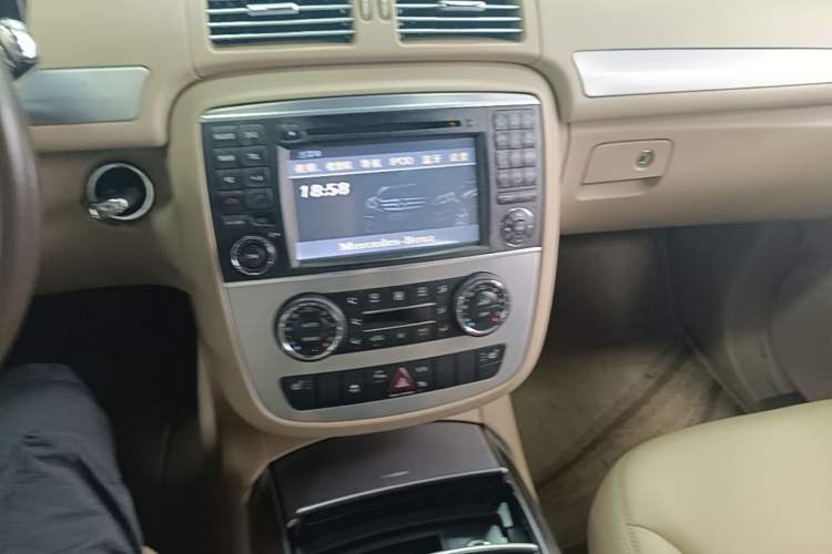 Used Mercedes-Benz R-Class 2011 R 300 L Business Model Audio And AC Panel