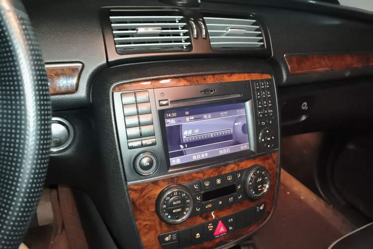 Used Mercedes-Benz R-Class 2011 R 350 L 4MATIC Audio And AC Panel