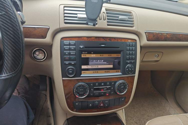 Used Mercedes-Benz R-Class 2011 R 350 L 4MATIC Audio And AC Panel