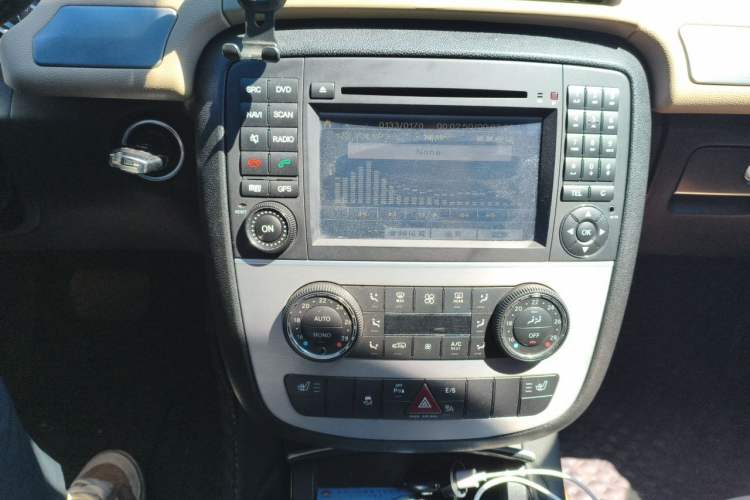 Used Mercedes-Benz R-Class 2011 R 300 L Business Model Audio And AC Panel