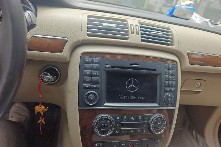 Used Mercedes-Benz R-Class 2011 R 300 L Luxury Model Audio And AC Panel