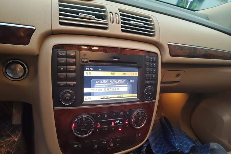 Used Mercedes-Benz R-Class 2011 R 350 L 4MATIC Audio And AC Panel