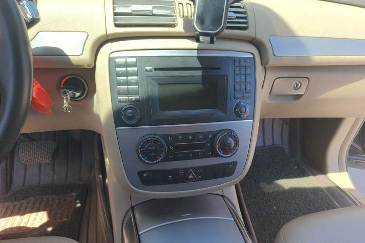 Used Mercedes-Benz R-Class 2011 R 300 L Business Model Audio And AC Panel