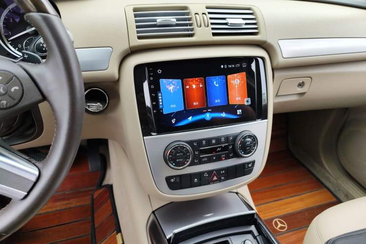 Used Mercedes-Benz R-Class 2011 R 300 L Business Model Audio And AC Panel