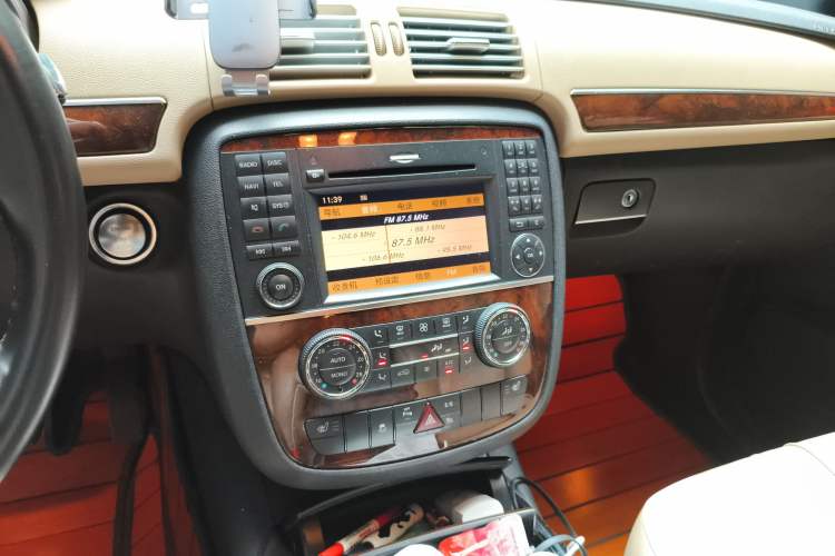 Used Mercedes-Benz R-Class 2011 R 350 L 4MATIC Audio And AC Panel