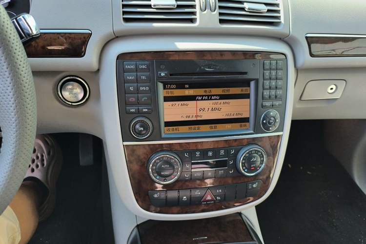 Used Mercedes-Benz R-Class 2011 R 350 L 4MATIC Audio And AC Panel