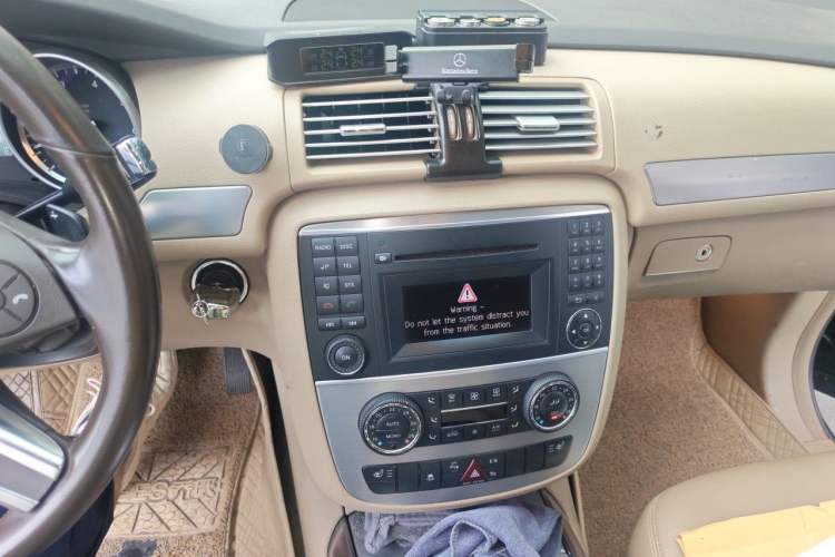 Used Mercedes-Benz R-Class 2011 R 300 L Business Model Audio And AC Panel