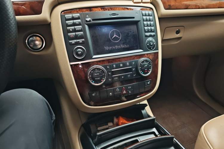 Used Mercedes-Benz R-Class 2011 R 350 L 4MATIC Audio And AC Panel