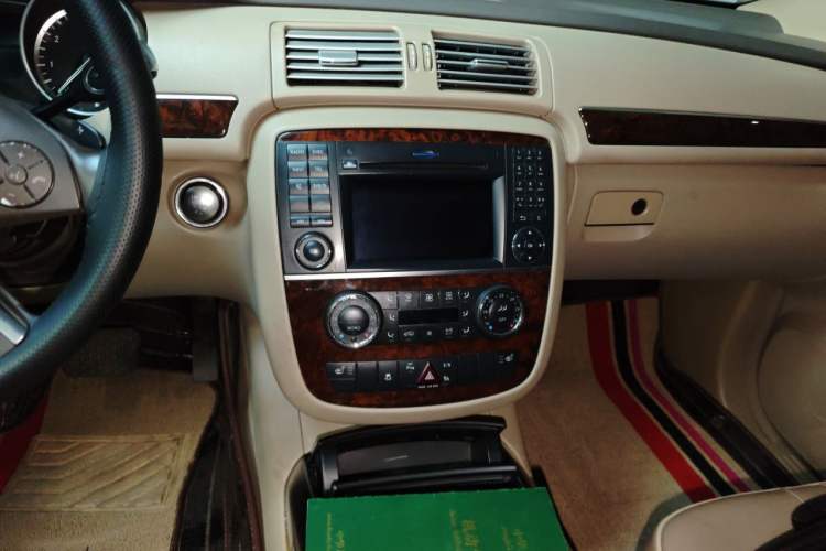 Used Mercedes-Benz R-Class 2011 R 350 L 4MATIC Audio And AC Panel