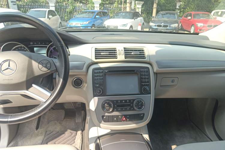 Used Mercedes-Benz R-Class 2011 R 300 L Business Model Audio And AC Panel