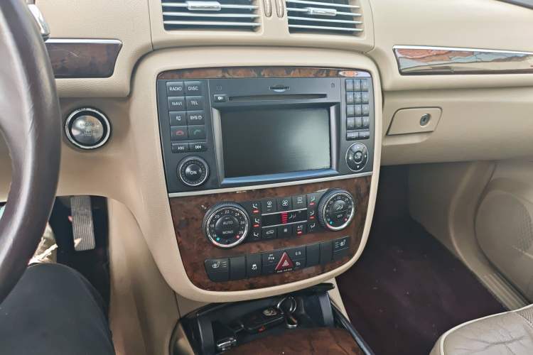 Used Mercedes-Benz R-Class 2011 R 350 L 4MATIC Audio And AC Panel