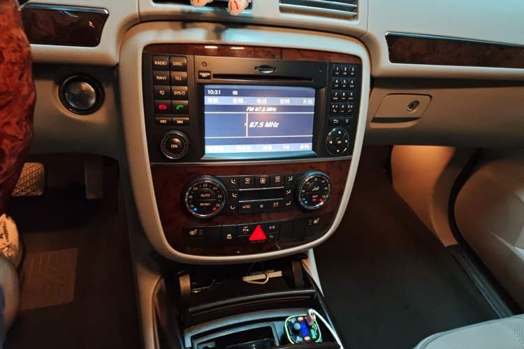 Used Mercedes-Benz R-Class 2011 R 350 L 4MATIC Audio And AC Panel