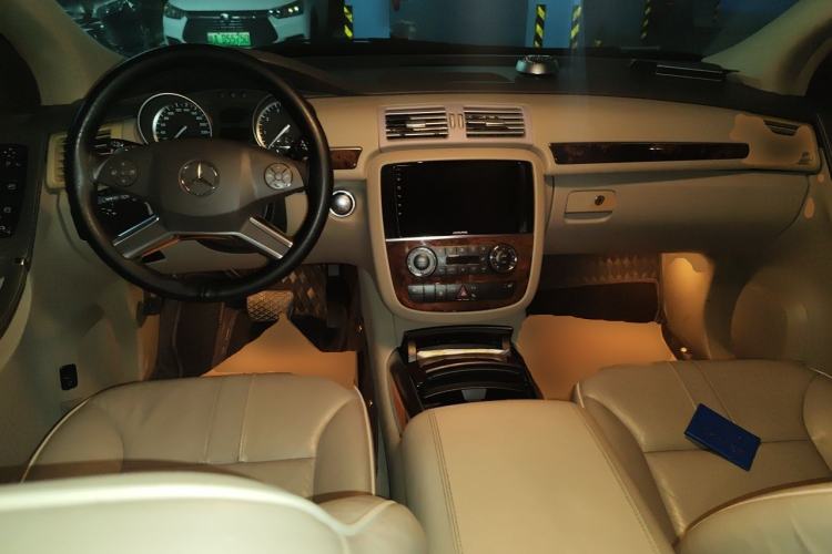 Used Mercedes-Benz R-Class 2011 R 350 L 4MATIC Center Console