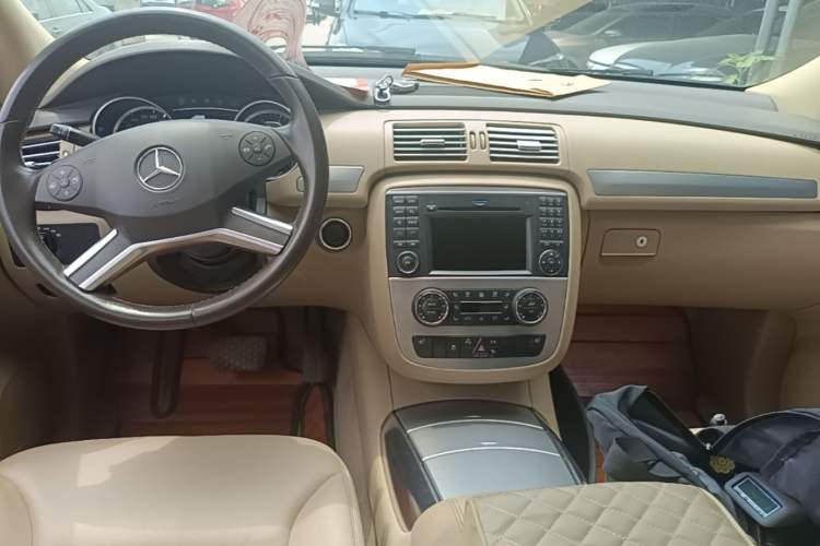 Used Mercedes-Benz R-Class 2011 R 300 L Business Model Center Console