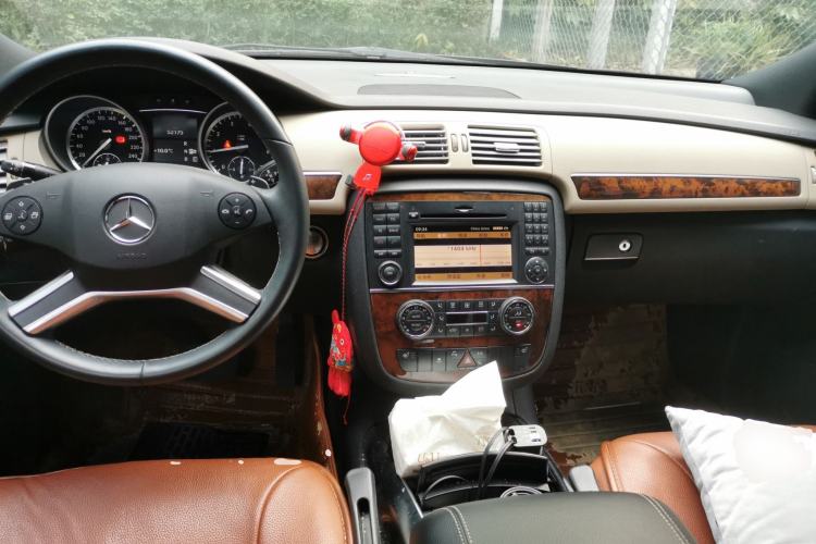 Used Mercedes-Benz R-Class 2011 R 350 L 4MATIC Center Console
