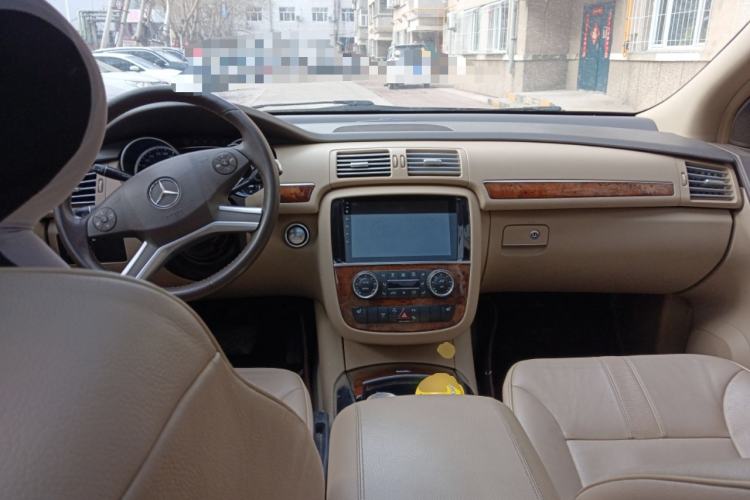 Used Mercedes-Benz R-Class 2011 R 350 L 4MATIC Center Console